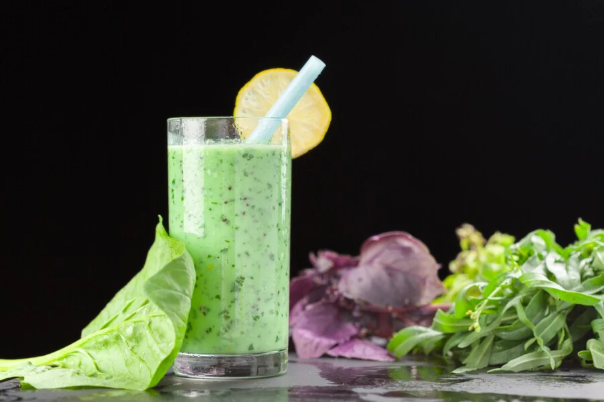Green smoothie with lemon slice